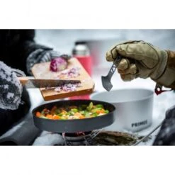 Primus Essential Pot Set 2.3l 11 Primus Essential Pot Set 2.3l -Buiten Kamperen p740300 essential potset martin olson 2021 18 550x550 1